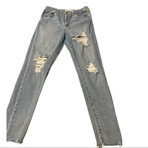 Women Distressed Levi’s jeans